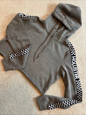 HOLLISTER Cropped Hooded Sweat Top with Logo and Raw Hem 🩶
